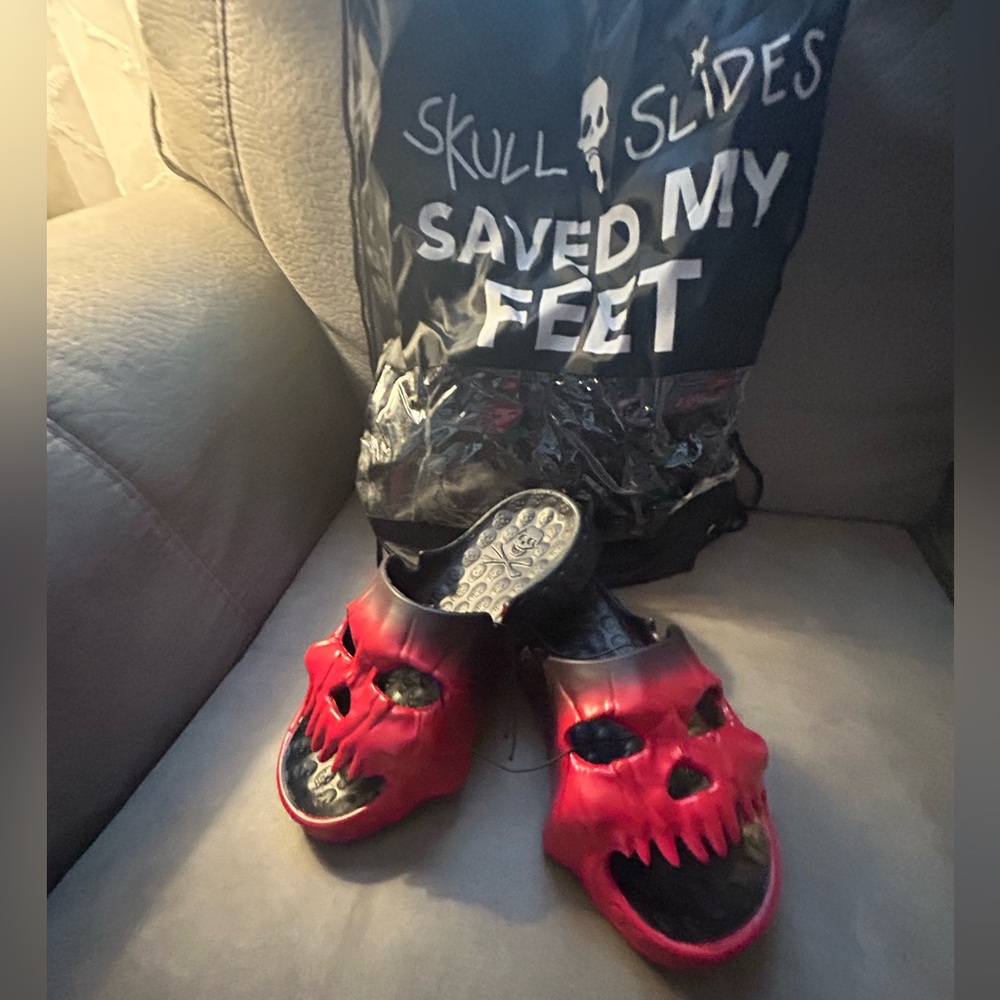 CHRISTMAS SALE$10 UP2DEC25 Scary Skull Slides Saved My Feet 36-37 6-6.5 red New